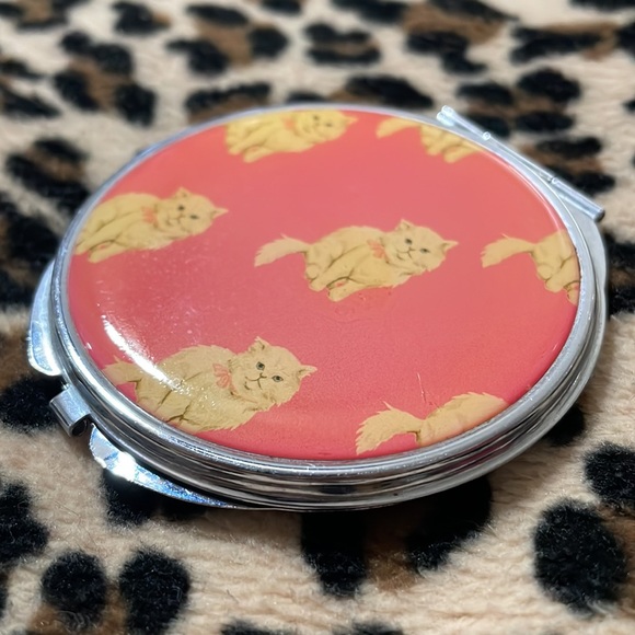 FOREVER 21 Compact Pocket Mirror Persian Cat Pink Makeup F21 Beauty Travel Work - Picture 11 of 16